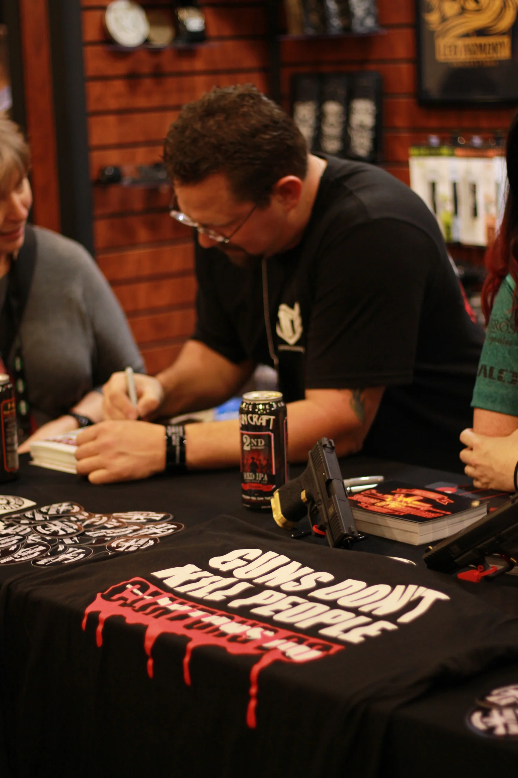 Tig signing with his "Guns don't kill people, the Clinton's do" shirt!