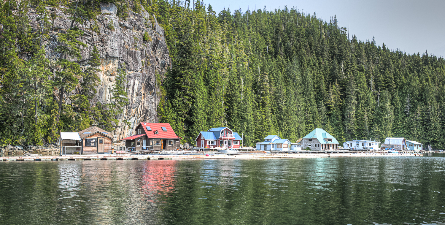 the houses on the other side of echo bay