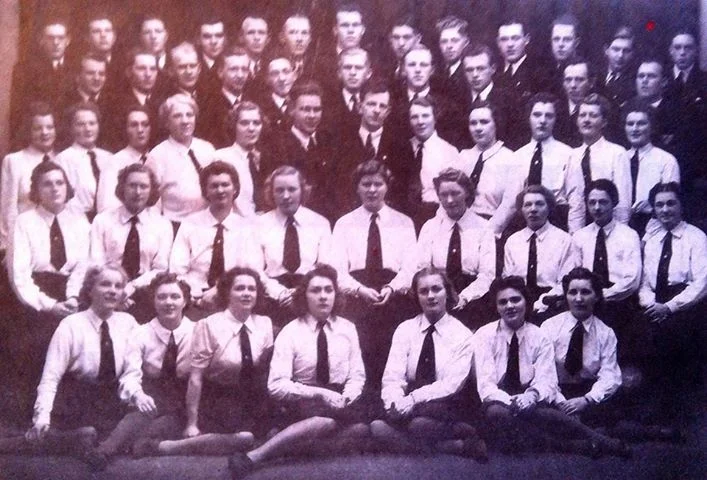 Bildet viser Sandefjord Blandede Kor i sangeråret 1942/43 1. rekke f.v.: Solveig Nilsen, Elisabeth Kristiansen, Sigrid Møller, Karin Hansen, Solveig Hem, Jenny Sommer Pettersen og Layla Bakke. 2. rekke f.v.: Svanhild Hansen, Ragne Bergan, Anne Sundby, Ingjerd Karlsen, Ellen Evensen, Synøve Johansen, Lilly Moe, Jenny Simonsen og Ingebjørg Liavik. 3. rekke f.v.: Ingeborg Knutsen, Hilborg Andersen, Hildur Holm, Ellen Trosby, Karsen Hansen, formann Claus Berg, dirigent Ivar A. Røed, Signora Høivik, Astrid Hansen, Layla Hansen, Margareth Unneberg og Edith Sundby. 4. rekke f.v.: Kristian Knutsen, Kyrre Kristensen, Georg Møller, Anthony Unneberg, Endre Haukås, Ole Hotvedt, Arne Svendsen, Ottar Westby, Conrad Berg og Magnus Torp. 5. rekke f.v.: Sverre Rødland, Haavard Hole, Bjarne Holth, Karl Hansen, Ludvig Jacobsen, Borger Iversen, Einar Hole, Eilif Pettersen, Kristian Tørrestad, Harry Rove, Henry Pedersen, Odd Marthinsen og Kaare Olsen.