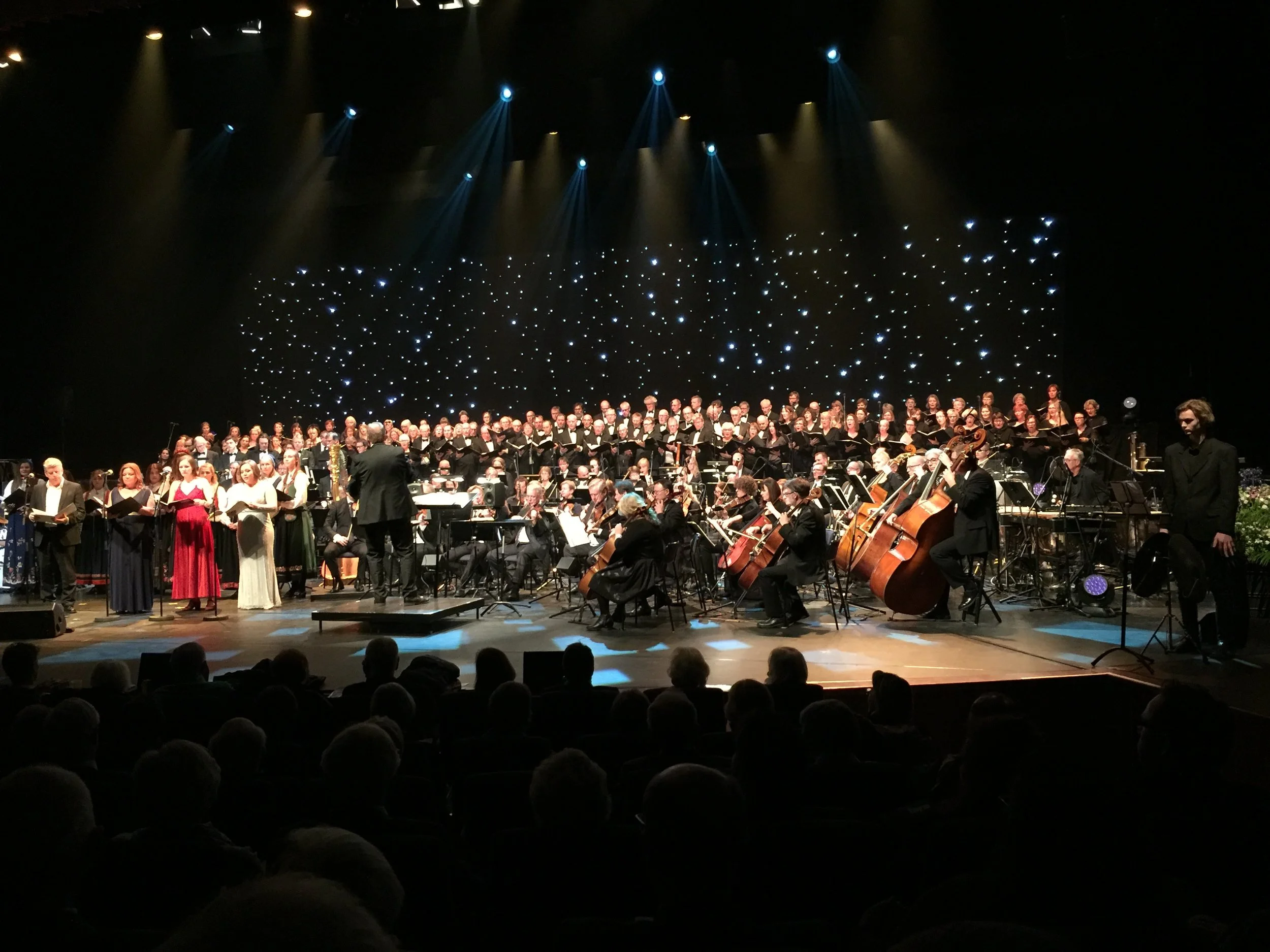 På dette bildet har vi fått med nesten alle aktørene under selve finalen på Festkonserten. Med ryggen til: Svein Rustad = Primus motor for hele dette majestetiske arrangementet - som for en mengde andre fantastiske musikk- og kulturopplevelser i byen vår i en årrekke. Du verden hva du får til, Svein !! (Bilde: Privat)