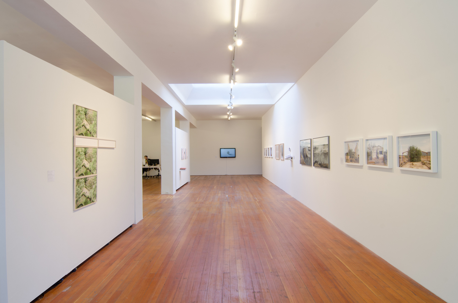 Existe lo que tiene nombre , installation view. Image courtesy of Benjamin Hoffman.