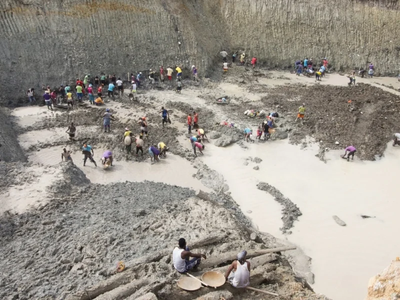 Steve Cagan, People from the Afro-Colombian communities along the Río Bebará pan for gold in the pits dug out of the rainforest floor, 2014