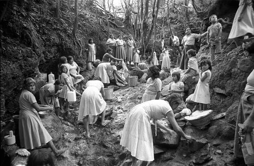 Steve Cagan, Women doing laundry, Colomoncagua, Honduras, 1988