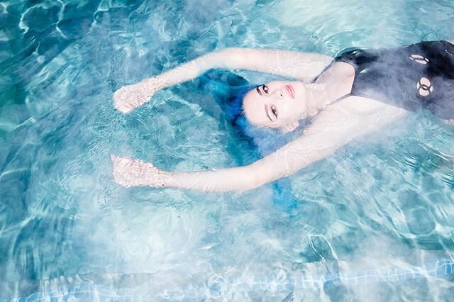 💙Blue waters. 💙
.
.
.
.
👙 in @chanelofficial .
.
.
#chanelinaspen  #chanelaspen #chanel #alwaysauberge #hoteljeromefan .
.
.
📸 @elleusa .
Words @katielcon 
makeup @jennakristina 
hair @laurapolko 
location @hoteljeromeaspen