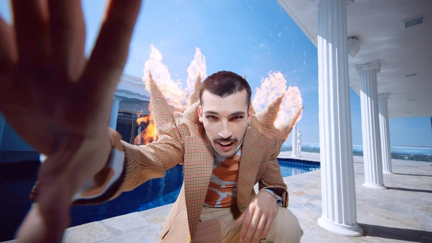 LoveLeo - "Tung Tied"