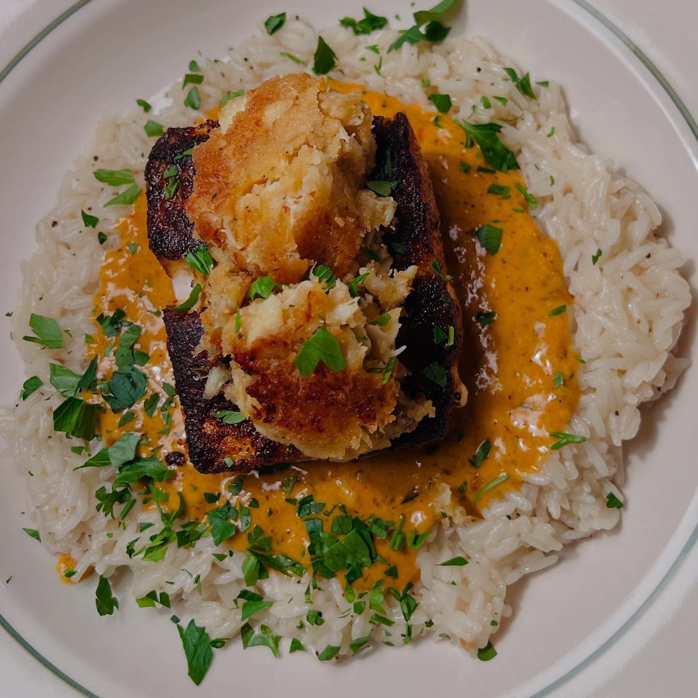 Dinner is served🍴&hellip;

Crab Crowned Blackened Mahi Mahi on a bed of White Rice with a Cajun Cream Sauce