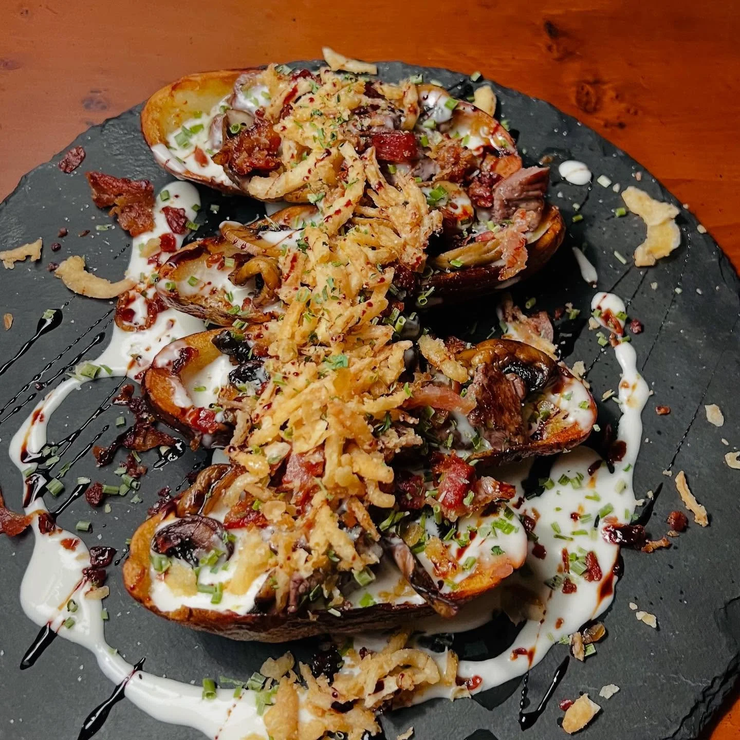 π₯© Steakhouse Potato Skins π₯ 
Filet Mignon, Sautéed Mushrooms, House Cheese Sauce, Crispy Bacon, Sour Cream, Chives, Fried Onions , Balsamic Glaze
See you soon π!!