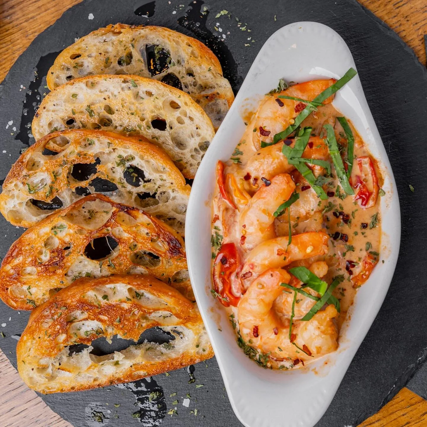 🍸 Just here for apps? We&rsquo;ve got you covered.

Pull up a seat at the bar and start the night the right way at The Ovalon.

🔥 Tuscan Artichokes &ndash; lightly fried, crispy, and finished with roasted peppers, garlic, and a balsamic drizzle.
🍤
