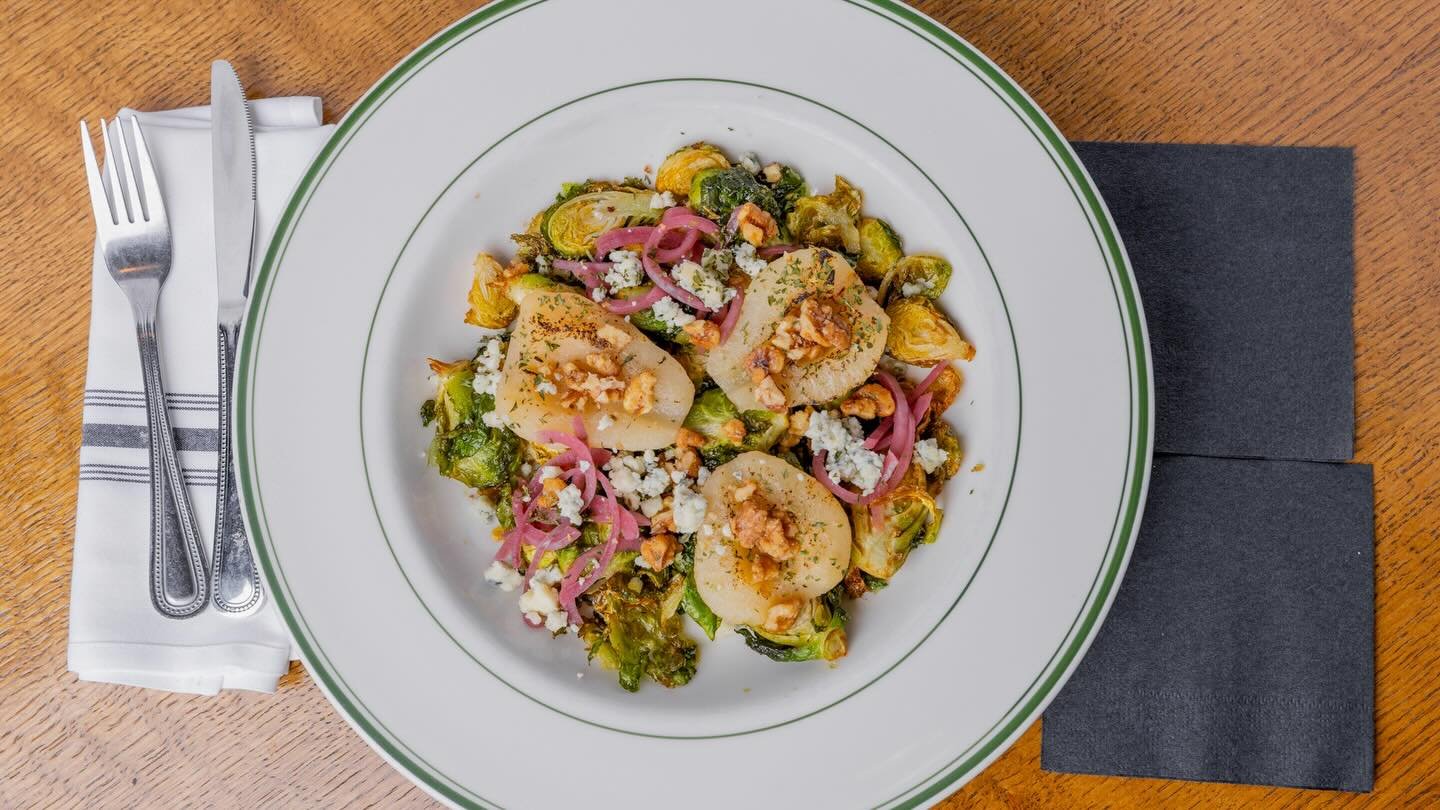 ❄️ The best way to end winter? One last taste of the season.
Enjoy our Winter Pear Salad while it&rsquo;s still on the menu:
🍐 Warm spiced pears
🥬 Crispy Brussels sprouts
🌰 Candied walnuts
🧅 Pickled red onion
🧀 Blue cheese crumbles
🥗 House bals