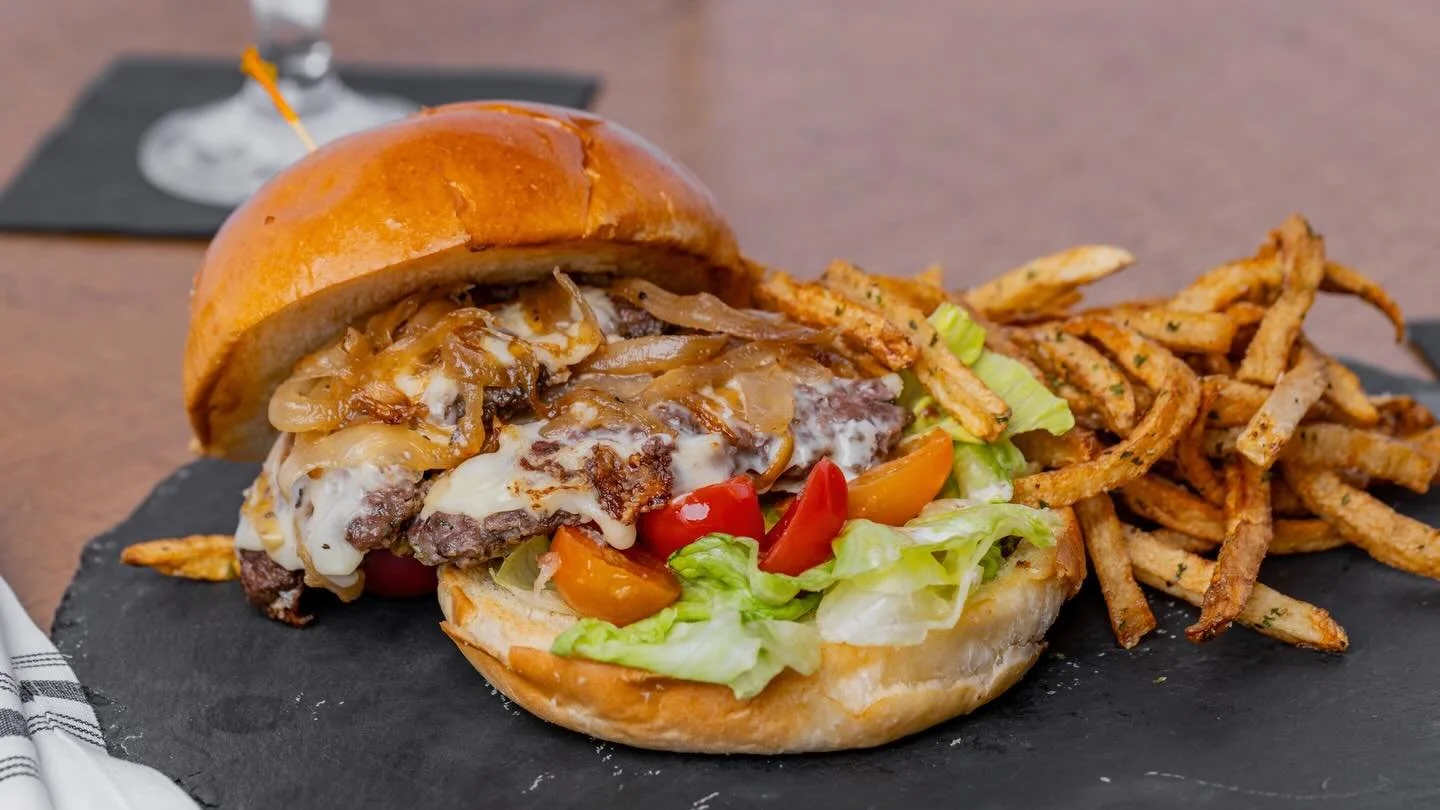 🍔 Hazleton smash burger check.
Crispy edges.
Melted cheese.
Caramelized onions.
Toasted brioche.
Yeah&hellip; this one hits.
📍 The Ovalon