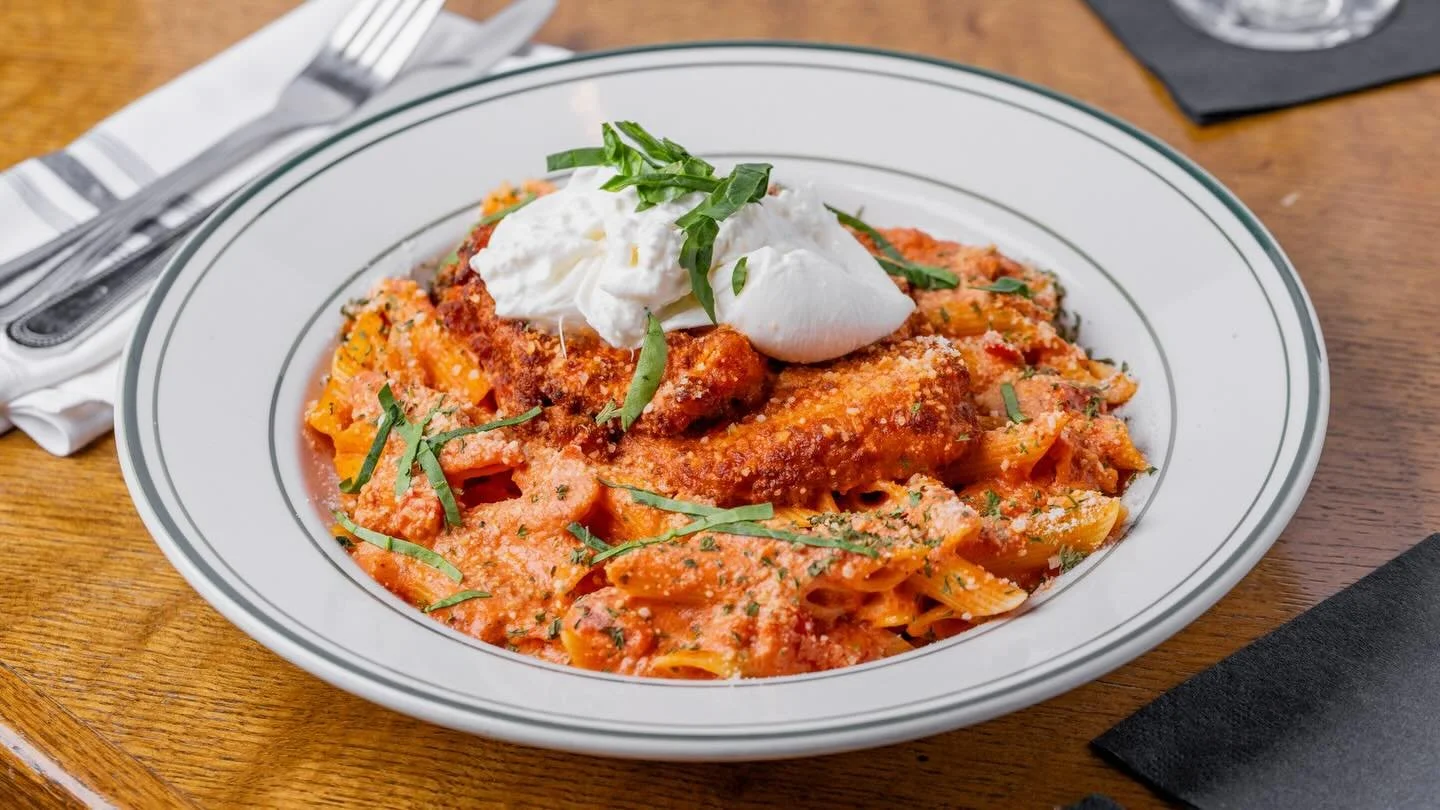 🍝 Comfort food&hellip; but elevated.
Flash-fried chicken breast served over penne tossed in our house vodka sauce, topped with fresh burrata and basil.
Rich. Creamy. Crispy.
Everything you want in a pasta dish.
Some nights just call for this.