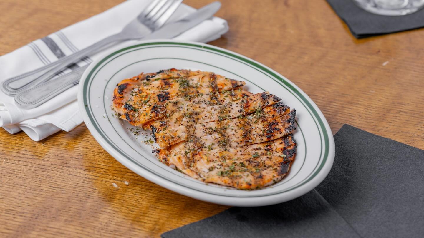 🥗 Pro tip at The Ovalon
Order our house Caesar salad
Add a side of Mediterranean grilled chicken
And just like that&hellip;
you&rsquo;ve turned a salad into a full meal.