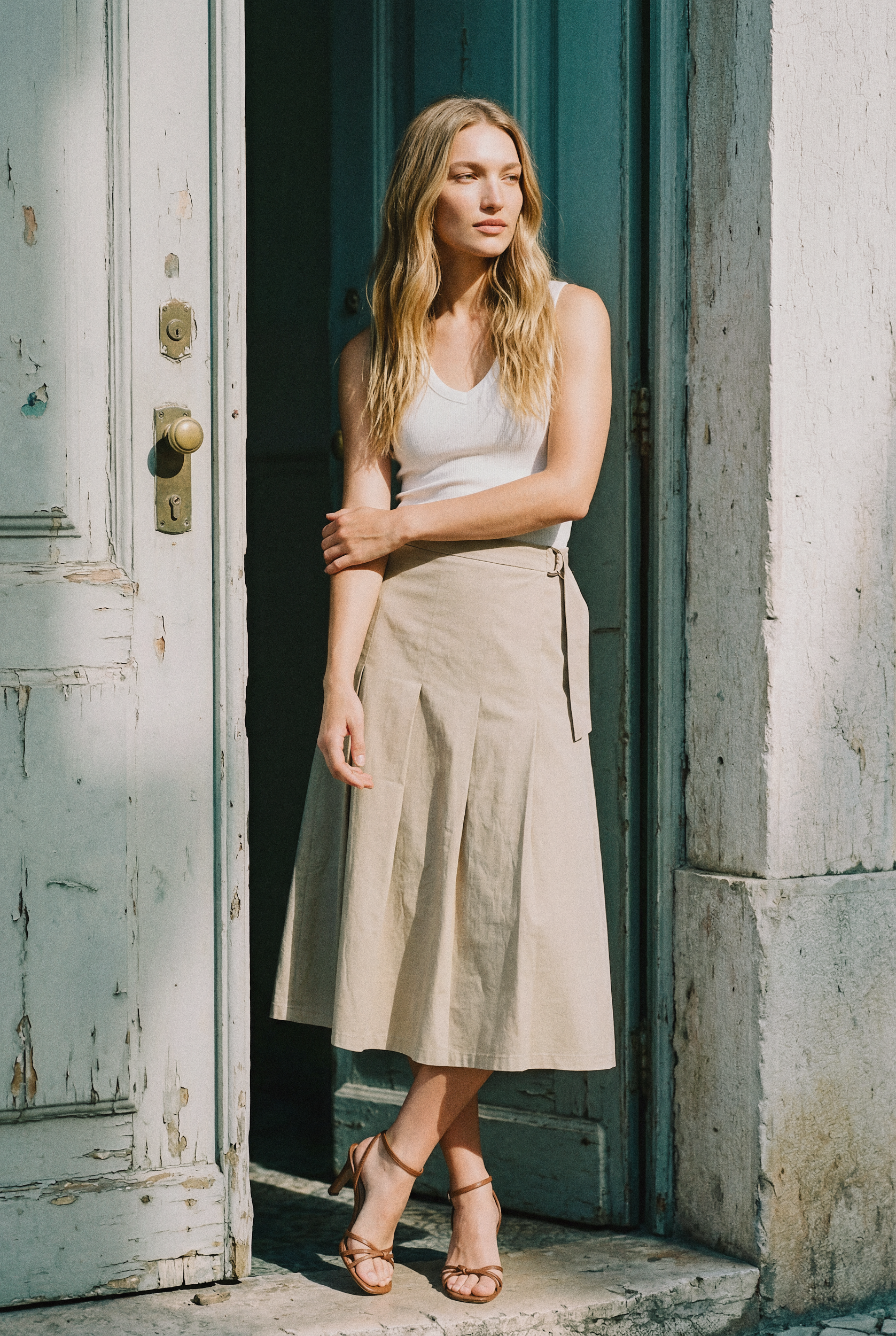 look1-cece-alfama-leaning-doorway_v1.png