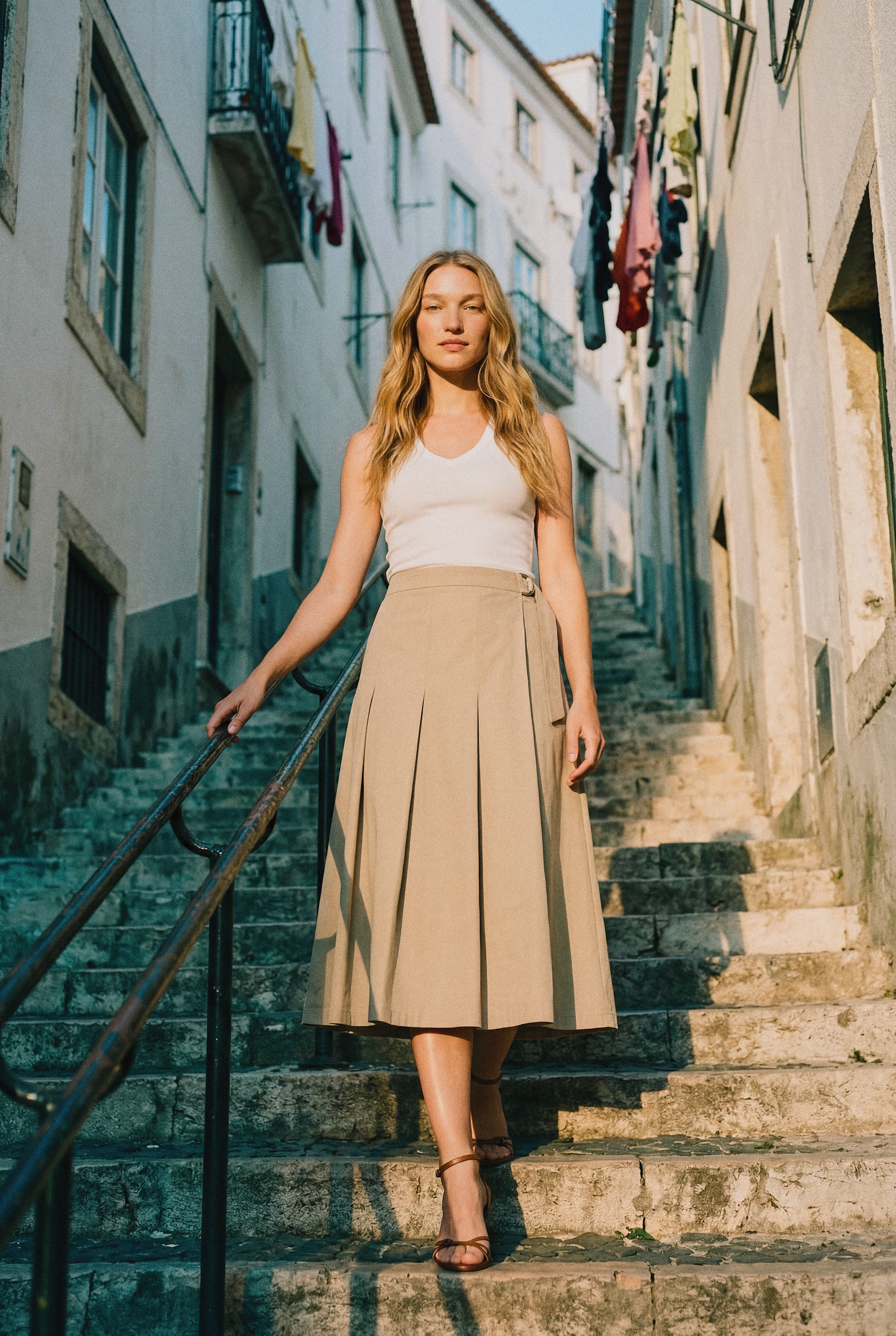 look1-cece-alfama-staircase-editorial_v1.png