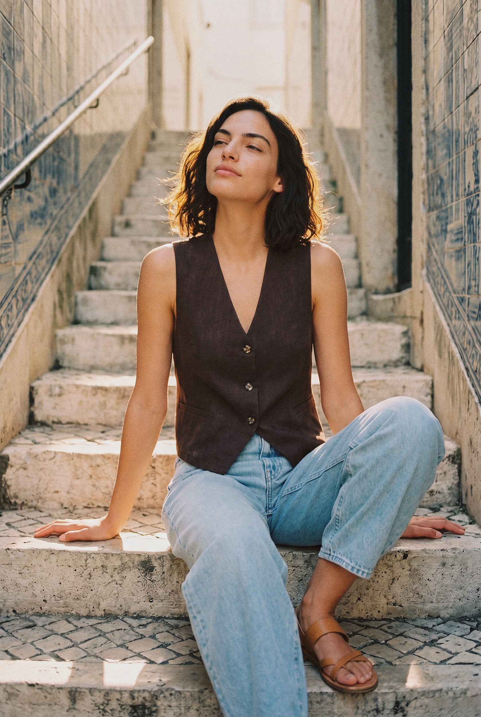 look2-aicia-mouraria-sitting-golden_v1.png