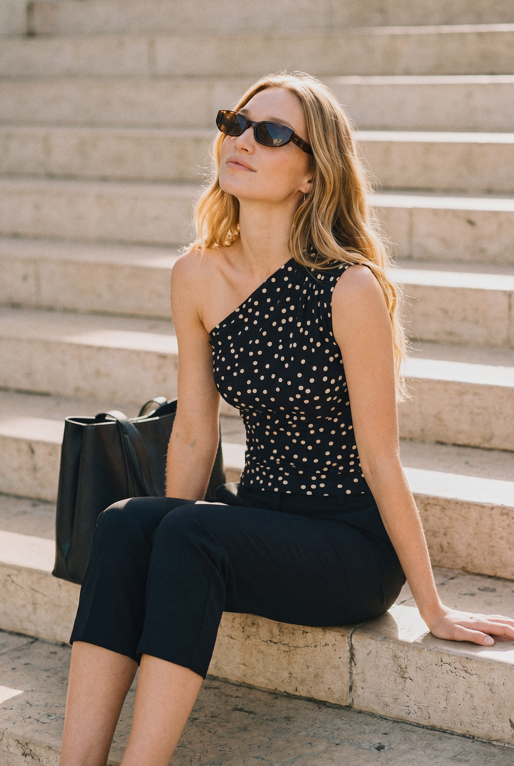 look3-cece-chiado-sitting-golden_v1.png