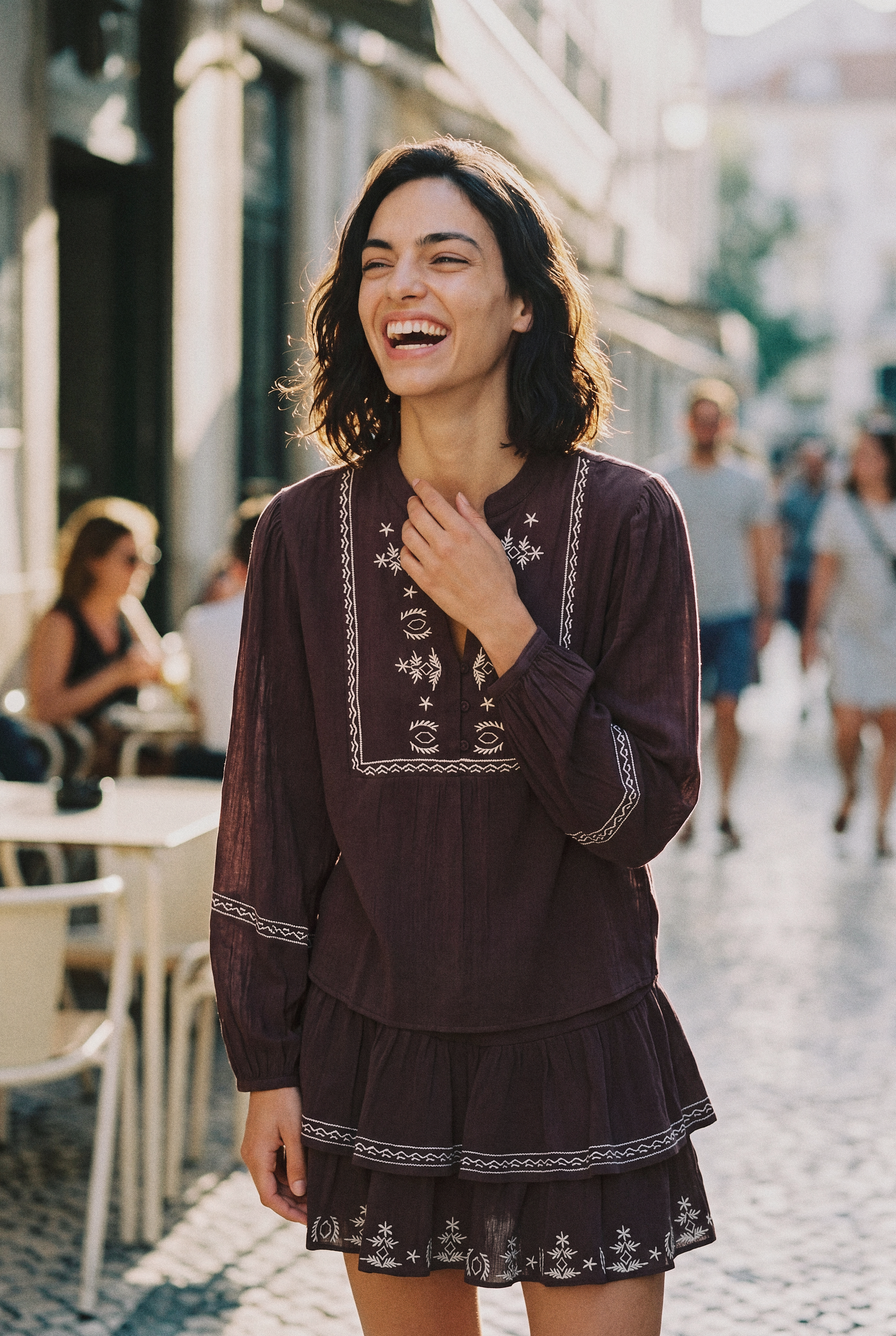 look5-aicia-bairro-alto-candid-laugh_v1.png