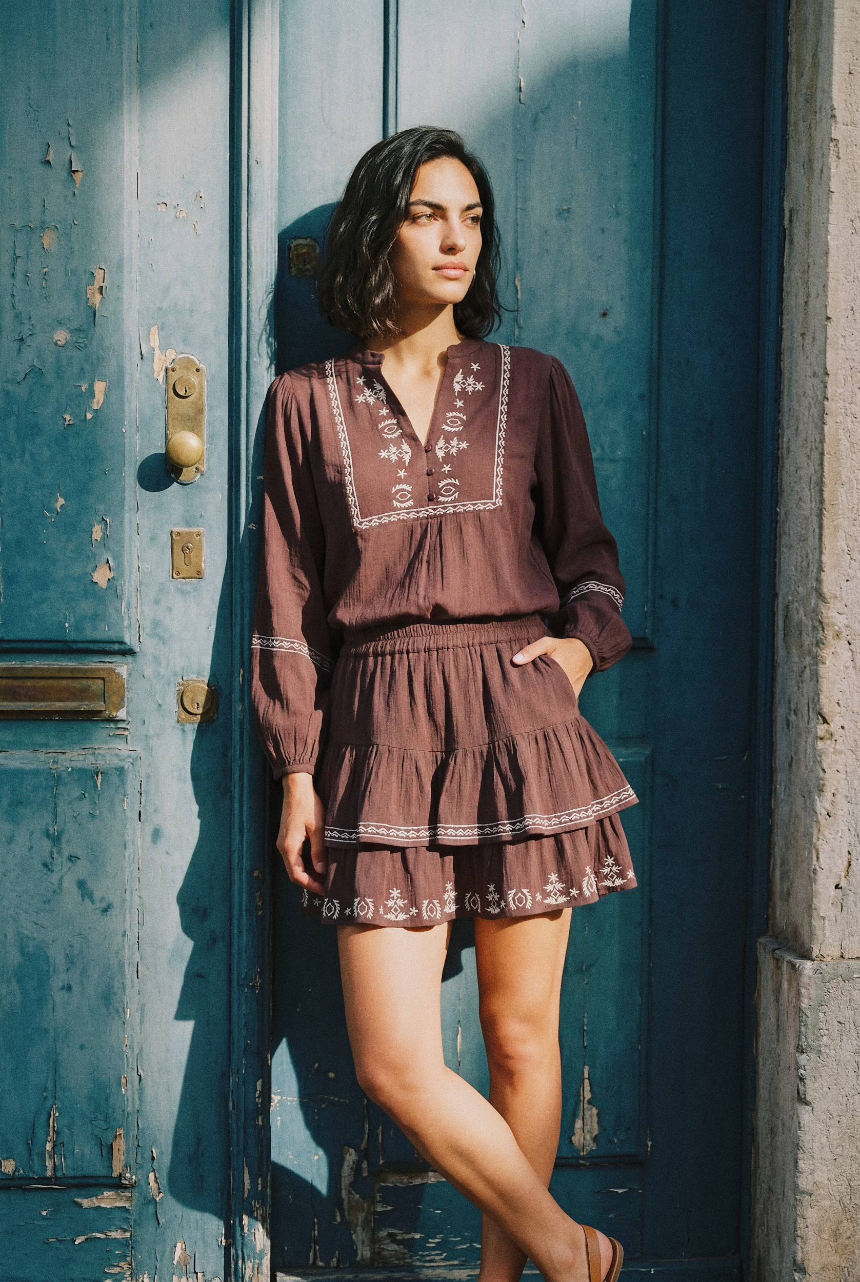 look5-aicia-bairro-alto-leaning-doorway_v1.png