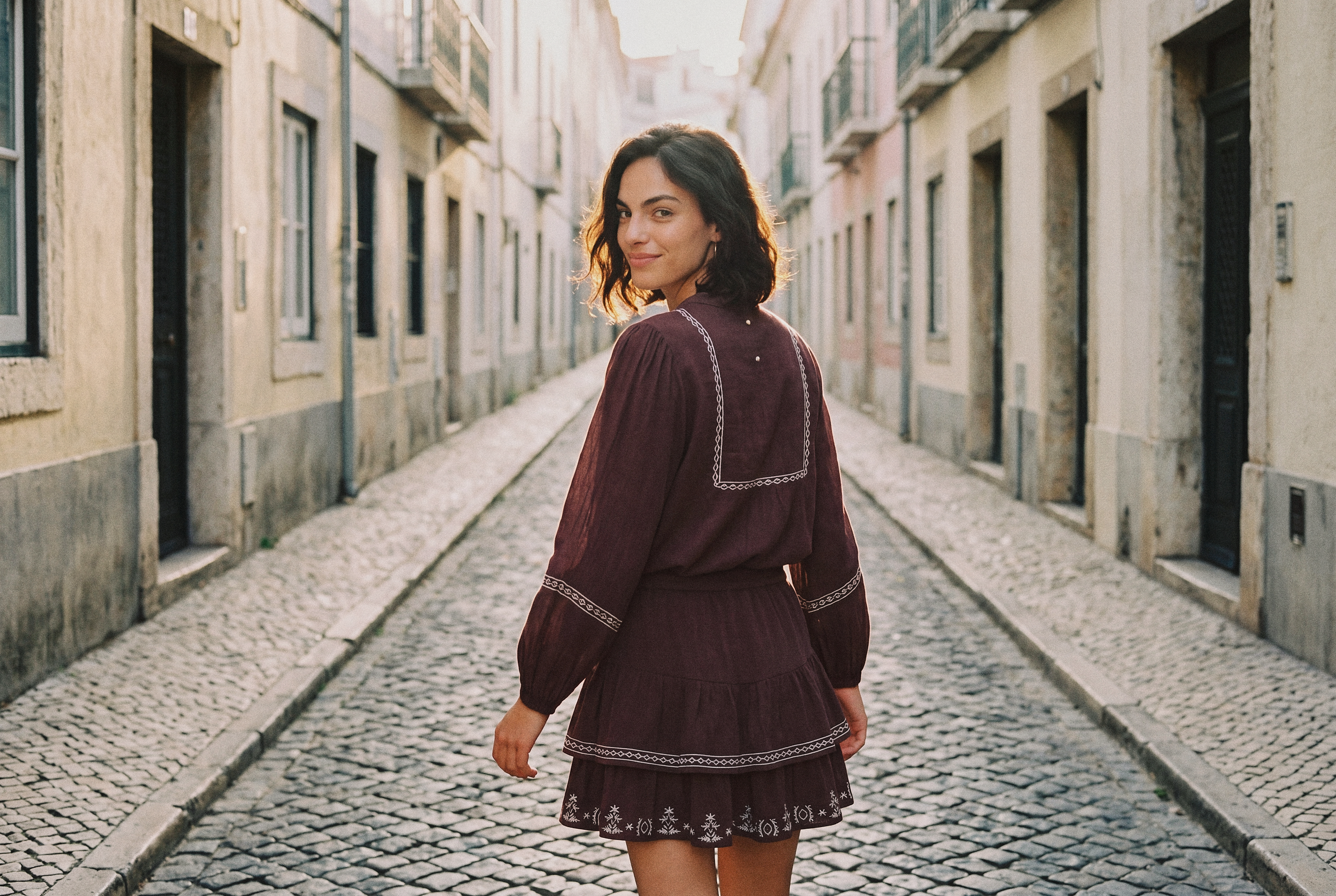 look5-aicia-bairro-alto-over-shoulder-walk_v1.png