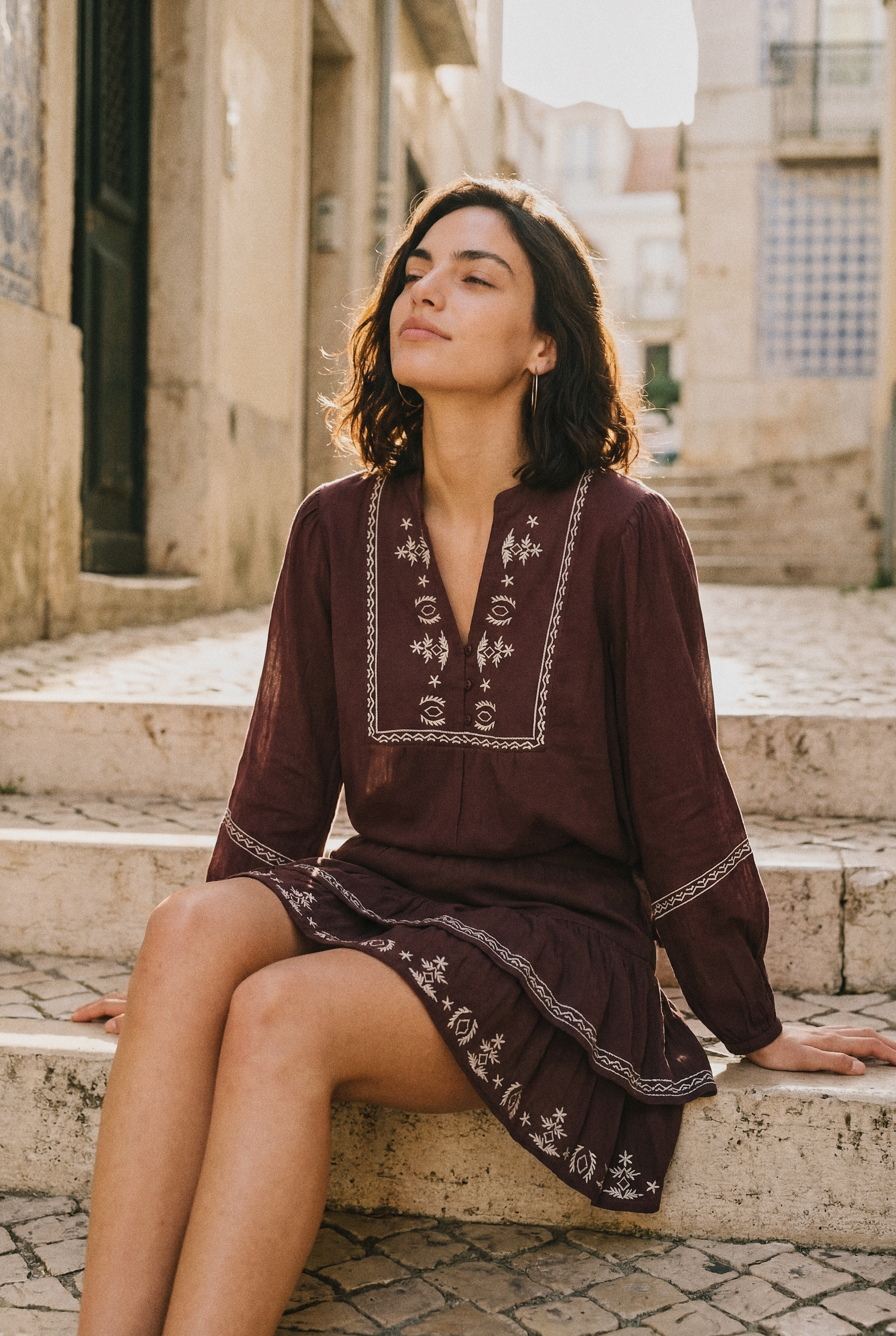 look5-aicia-bairro-alto-sitting-golden_v1.png