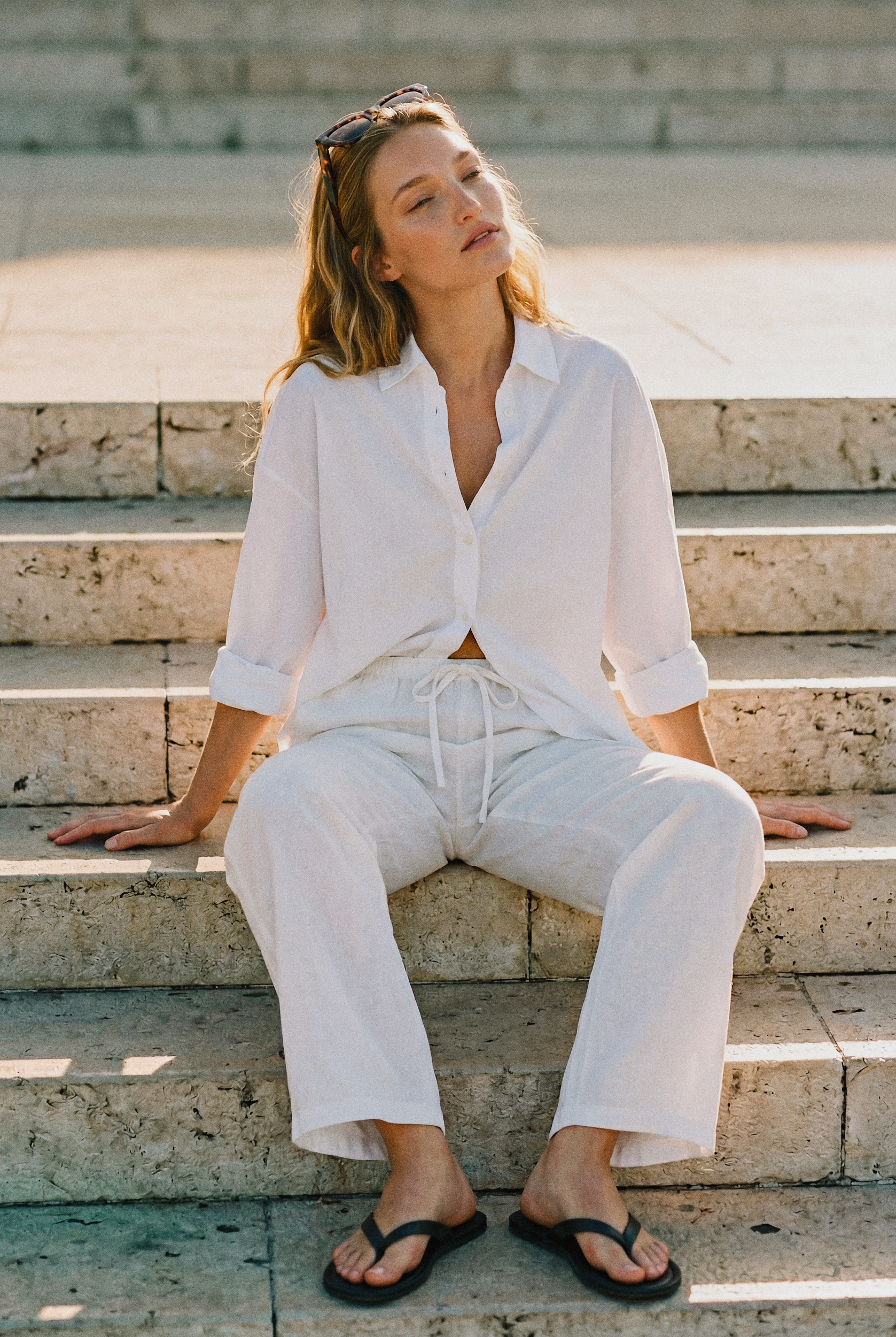 look7-cece-belém-sitting-golden_v1.png