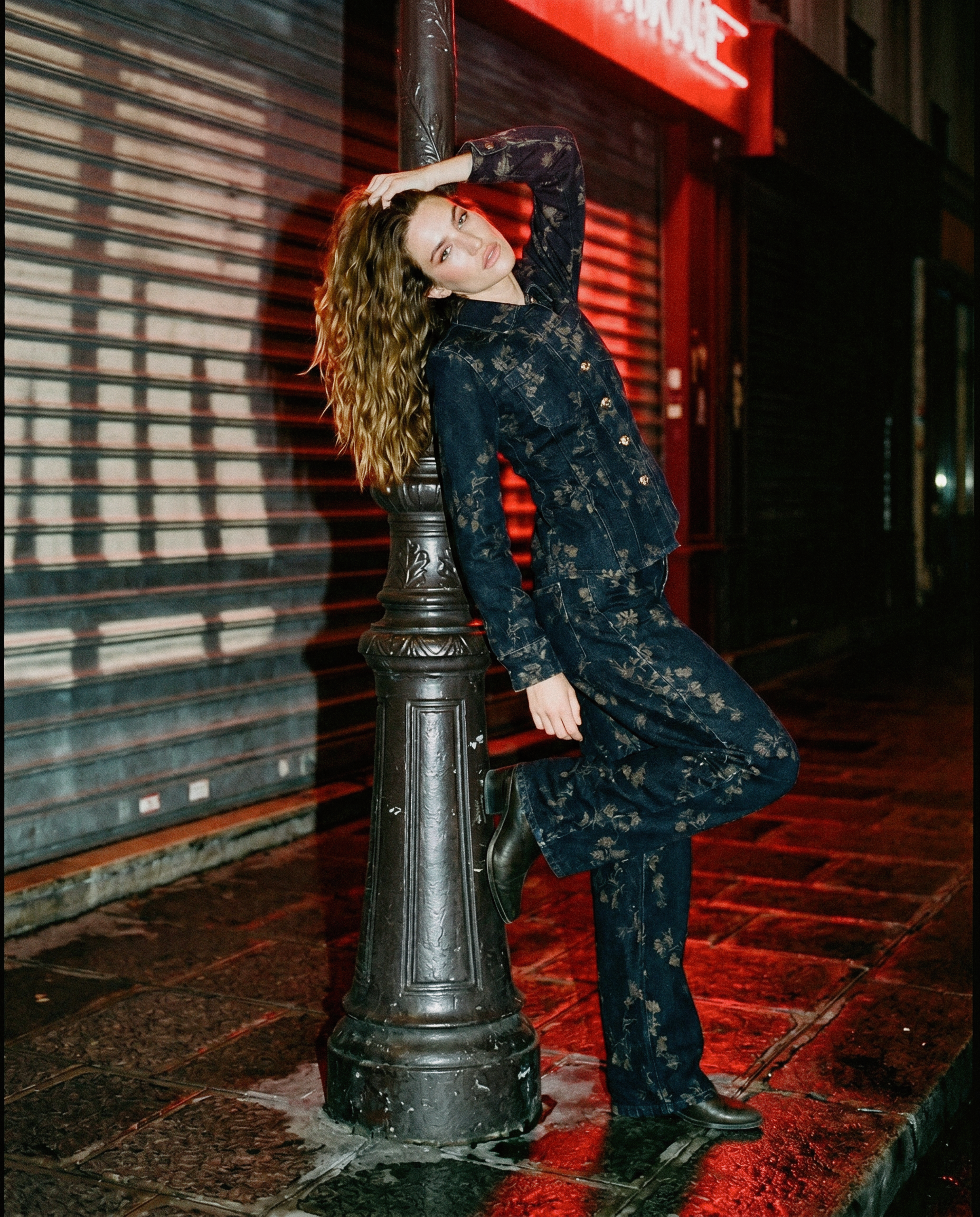 look01-pigalle-02-lamppost-lean-flash_v1.png
