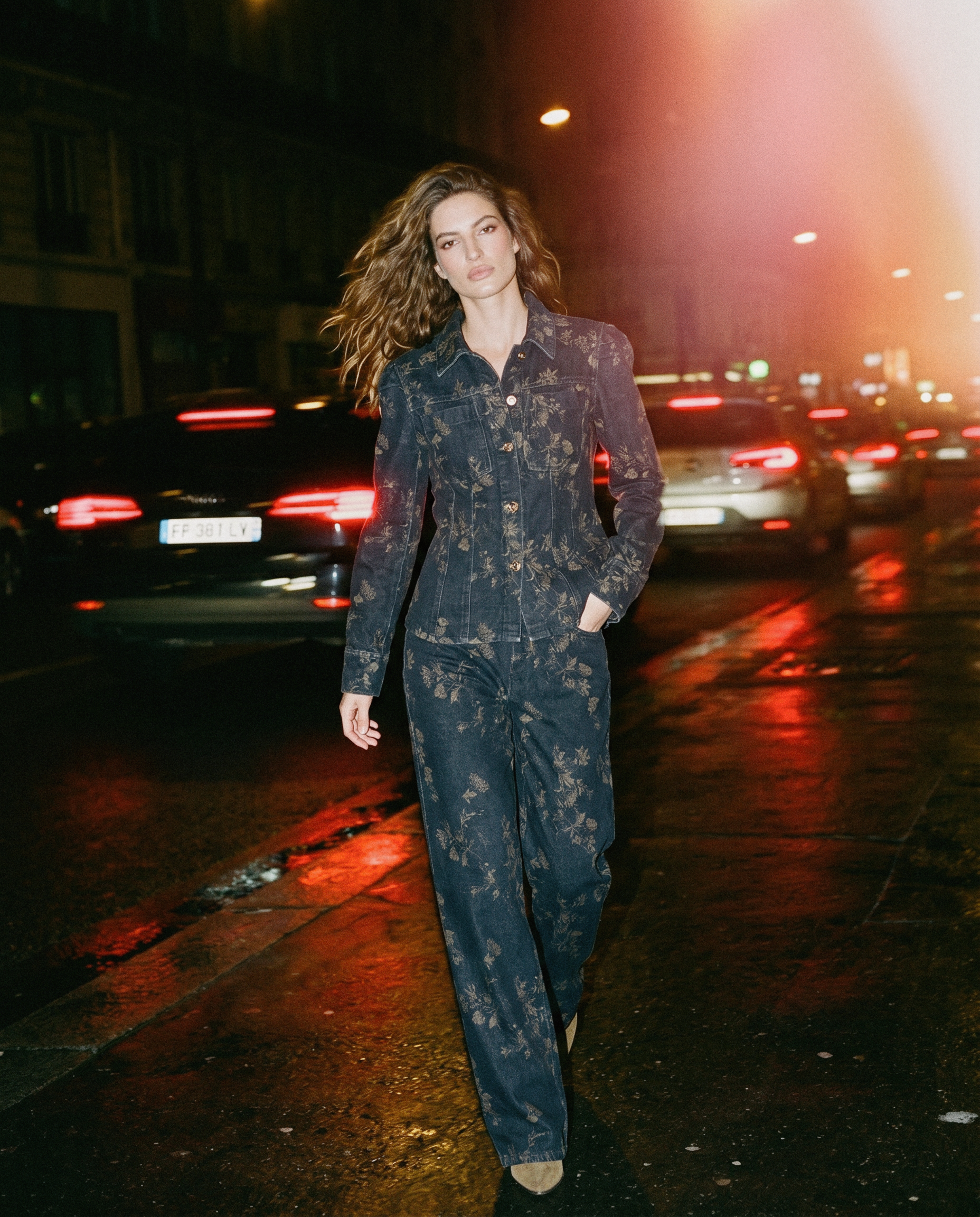 look01-pigalle-04-walkingtoward-dutchtilt-taillights-flash-leak_v1.png