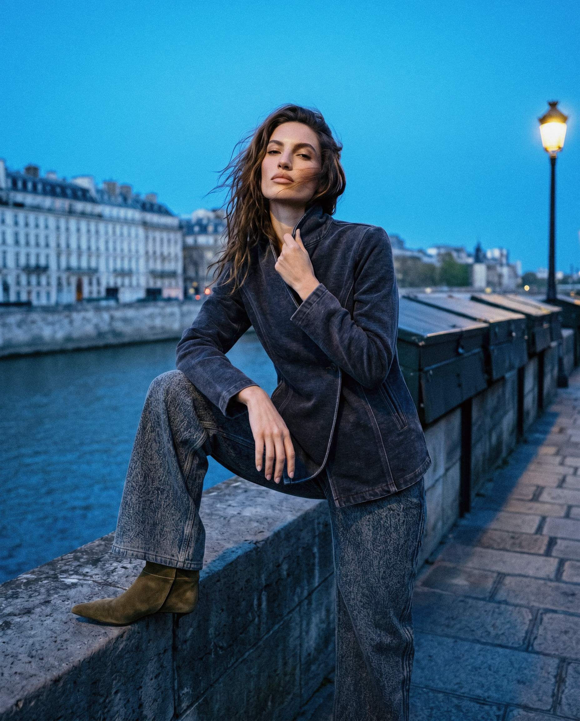 look02-seine-01-parapet-bootprop-nikonf5-portra800_v1.png