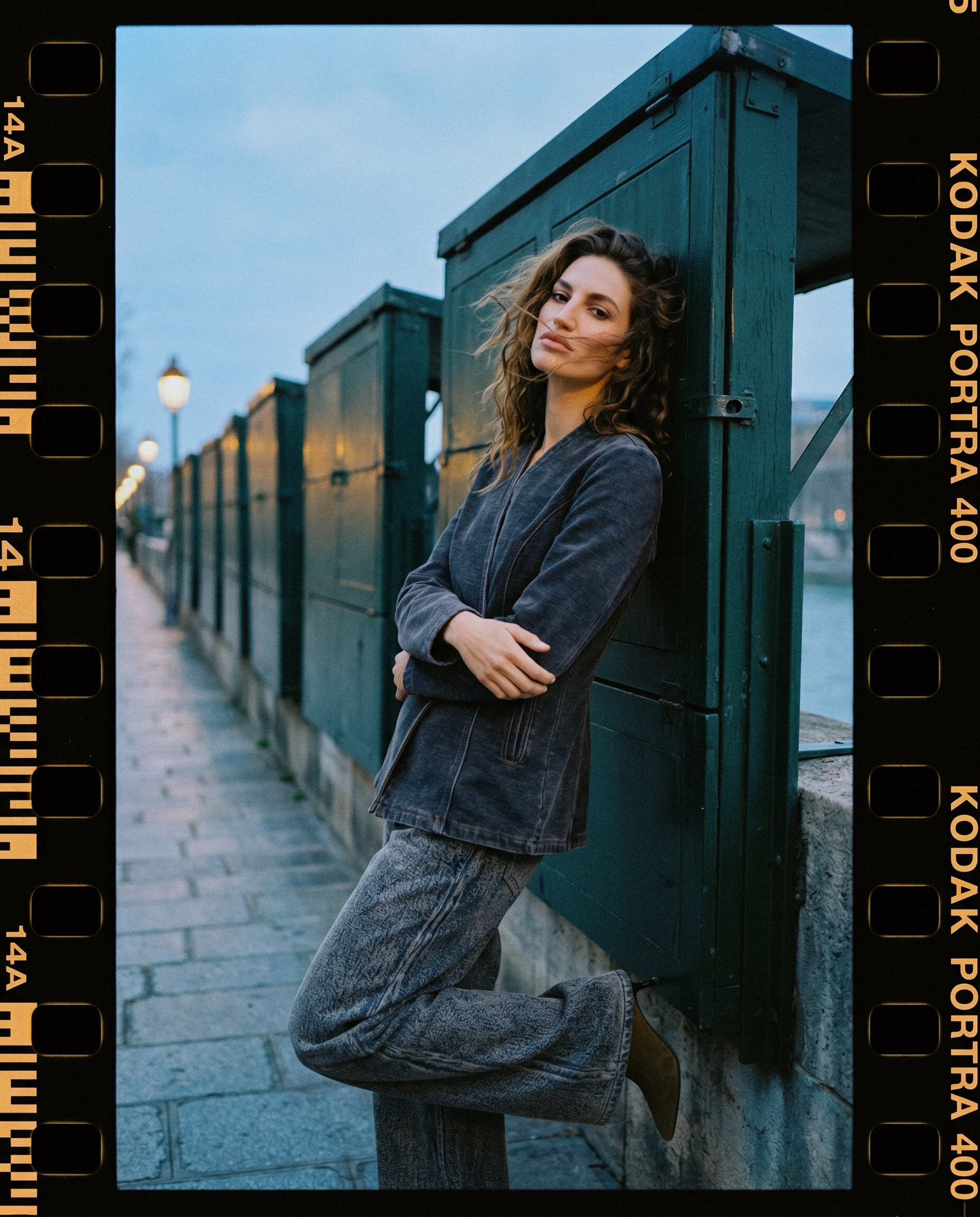 look02-seine-03-bouquiniste-leanback-35mmborder_v1.png