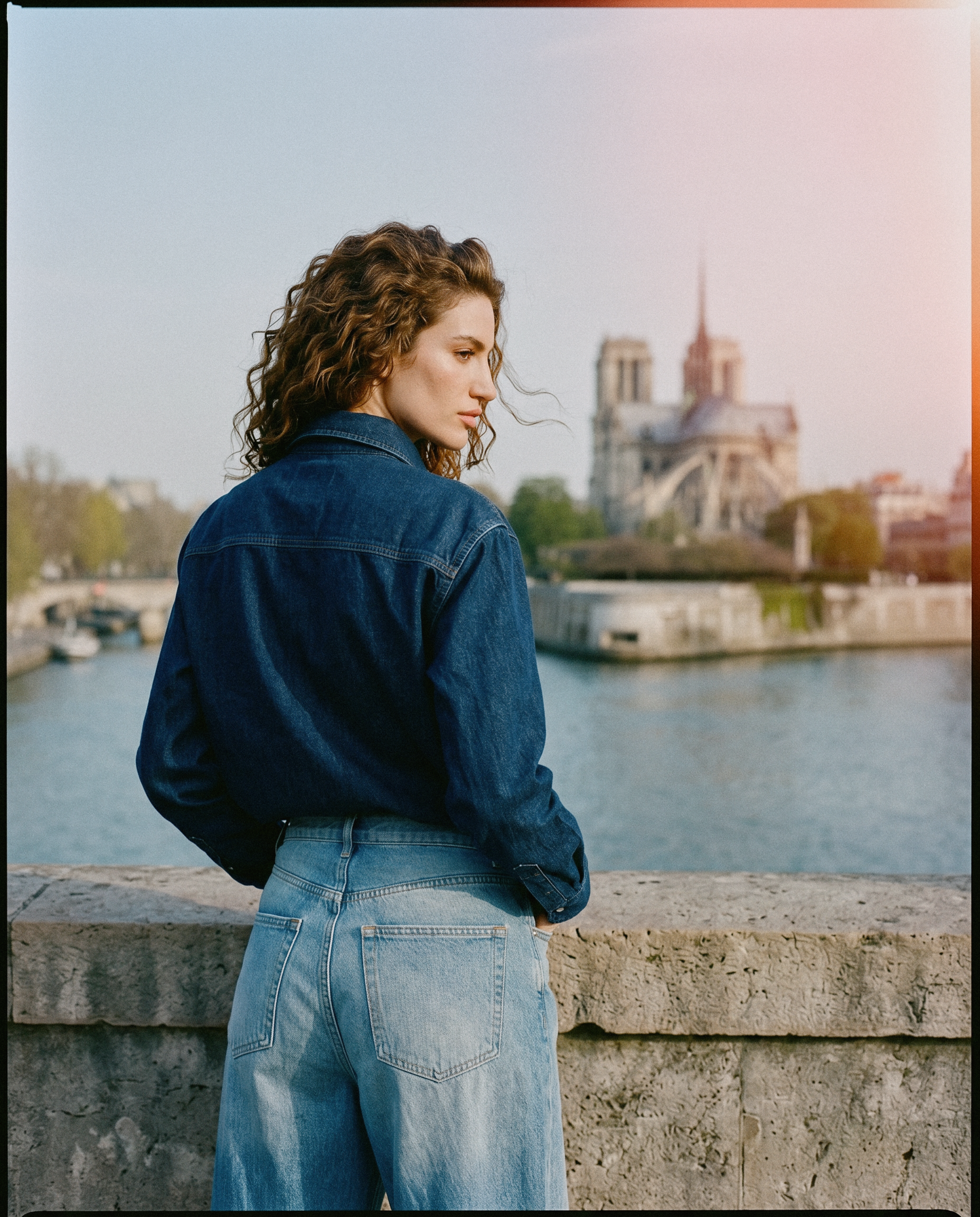 look03-pontneuf-05-backturned-leak-contax645_v1.png