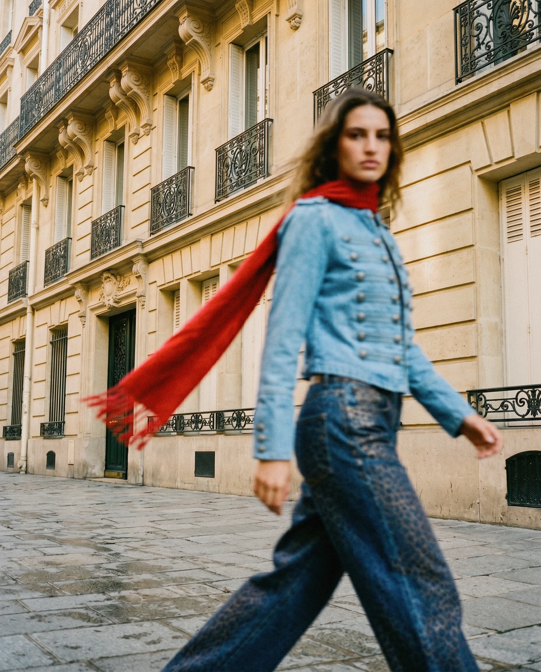 look04-marais-03-walk-scarfblur-oof-happyaccident_v1.png