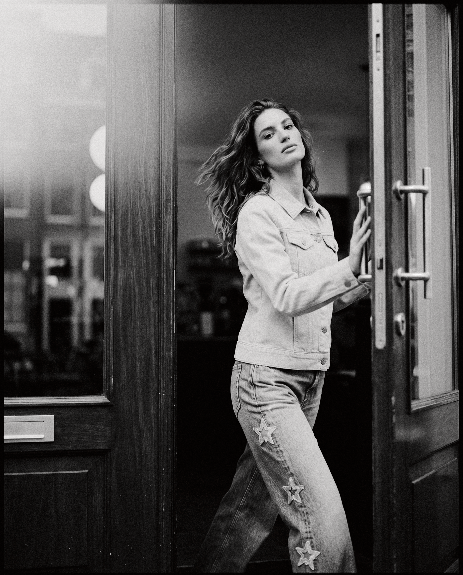 look05-canalcafe-02-doorthreshold-midstride-leak_v1.png