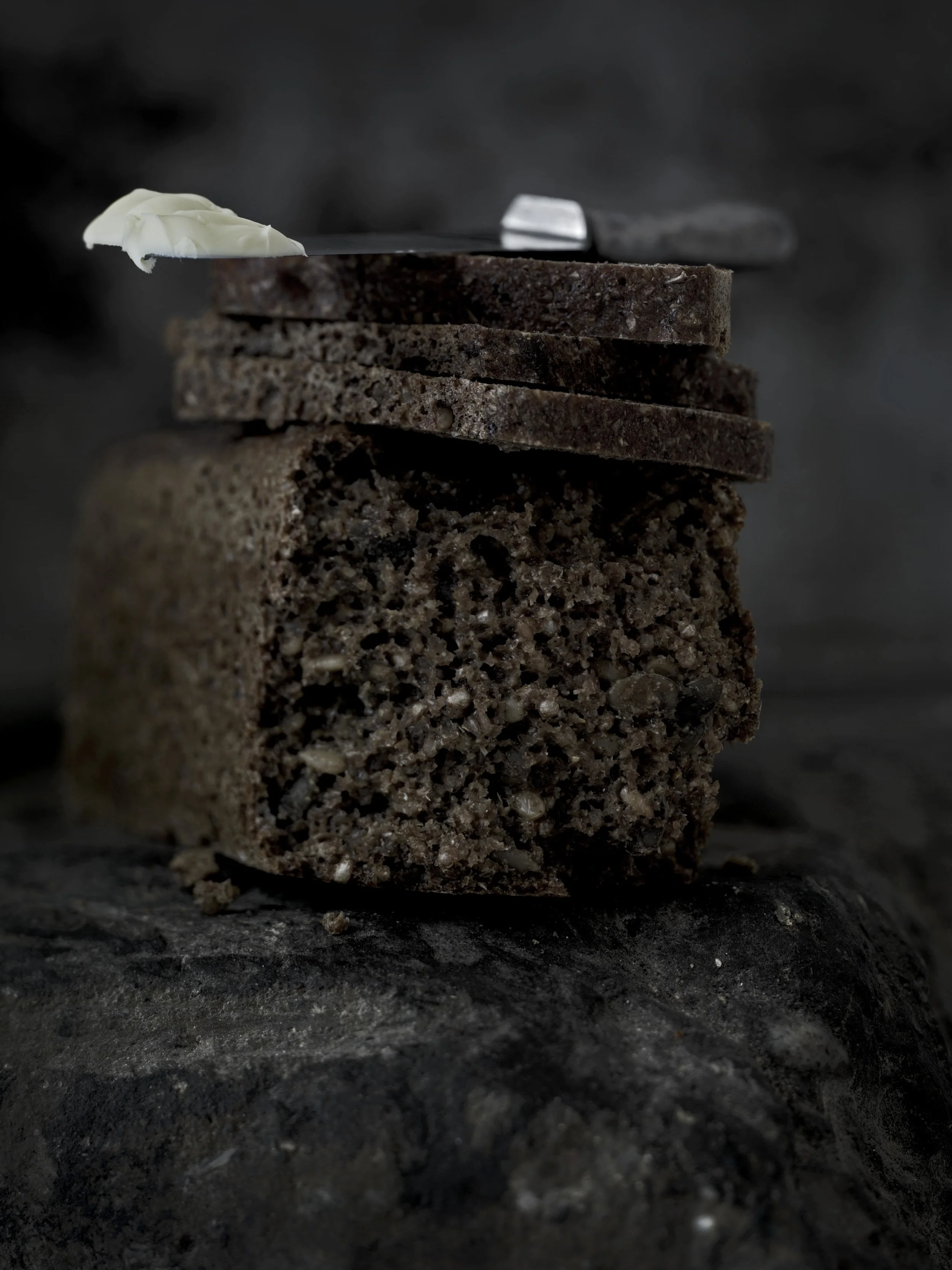 rugbrød på sten.jpg