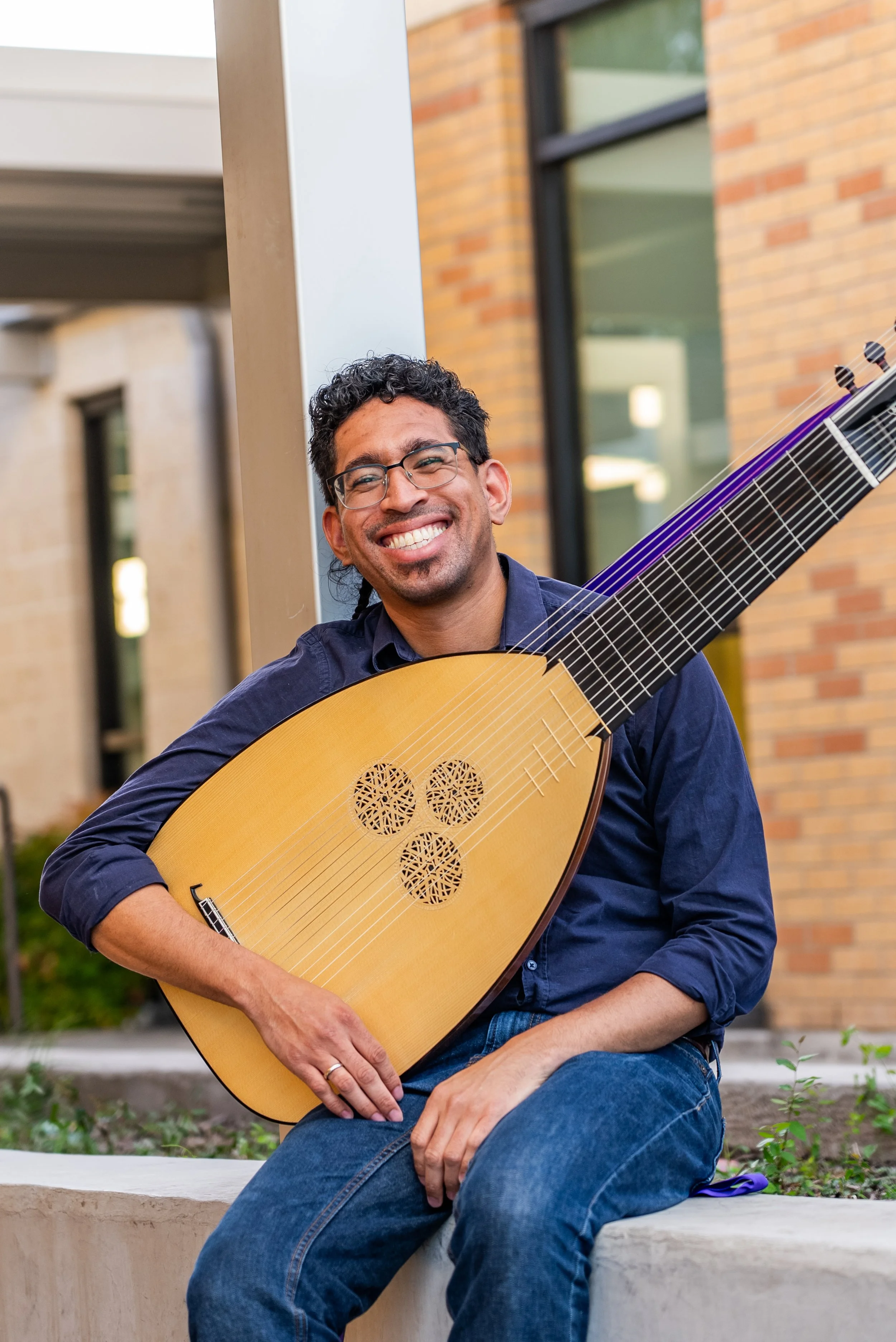 Photo of Hector Torres with theorbo