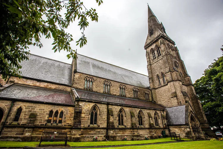 Kim and Dan's rainy wedding in Knaresborough and Harrogate — photo 4 of 28