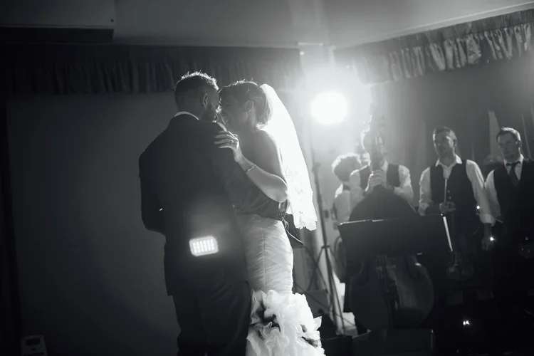 Kim and Dan's rainy wedding in Knaresborough and Harrogate — photo 27 of 28