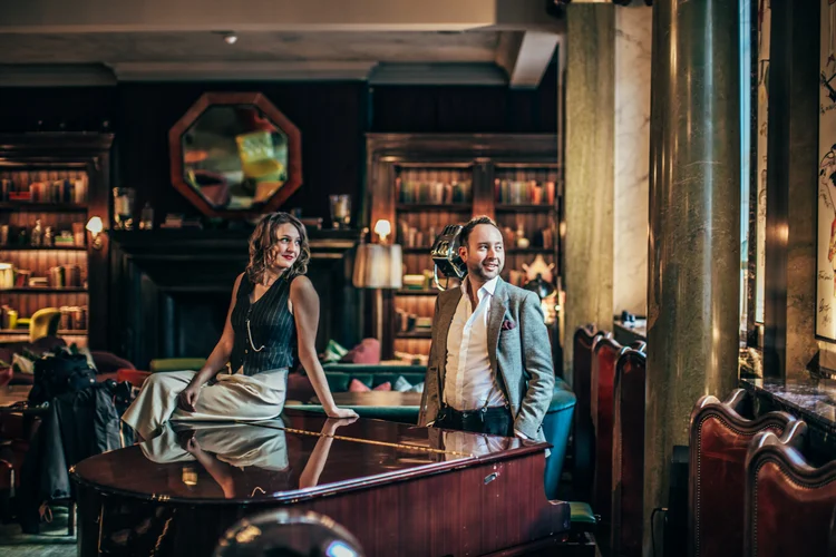 Lisa and Rob's London engagement shoot in a classic Mini — photo 1 of 38