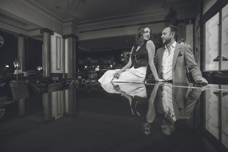 Lisa and Rob's London engagement shoot in a classic Mini — photo 3 of 38
