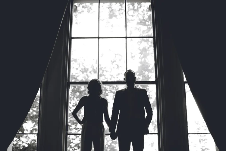 Lisa and Rob's London engagement shoot in a classic Mini — photo 17 of 38