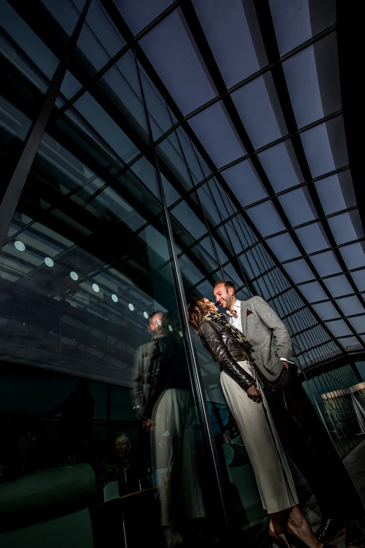 Lisa and Rob's London engagement shoot in a classic Mini — photo 21 of 38