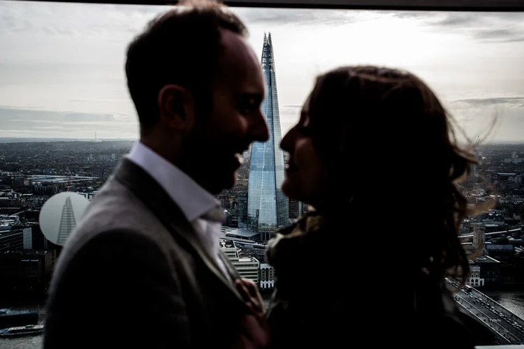 Lisa and Rob's London engagement shoot in a classic Mini — photo 22 of 38