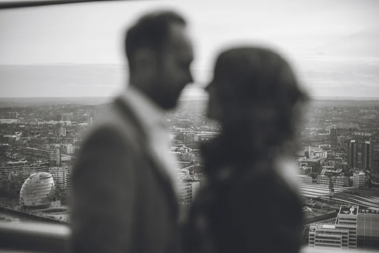 Lisa and Rob's London engagement shoot in a classic Mini — photo 23 of 38