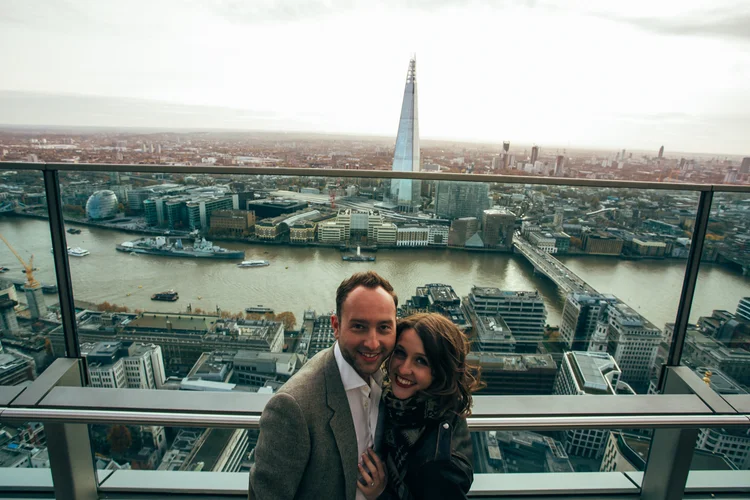 Lisa and Rob's London engagement shoot in a classic Mini — photo 27 of 38