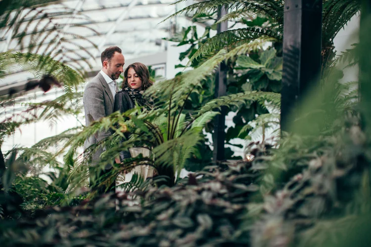 Lisa and Rob's London engagement shoot in a classic Mini — photo 30 of 38