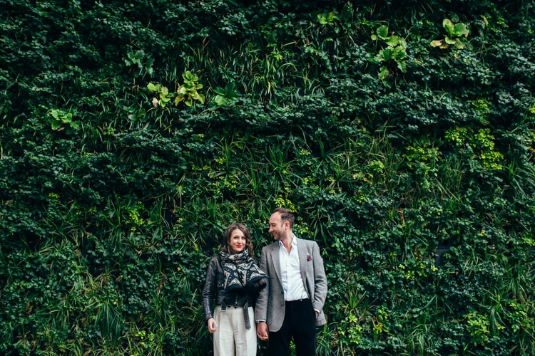 Lisa and Rob's London engagement shoot in a classic Mini — photo 31 of 38