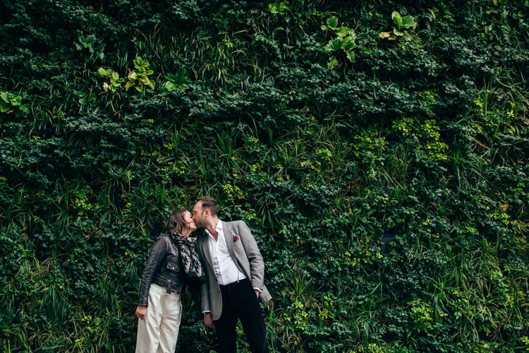 Lisa and Rob's London engagement shoot in a classic Mini — photo 32 of 38