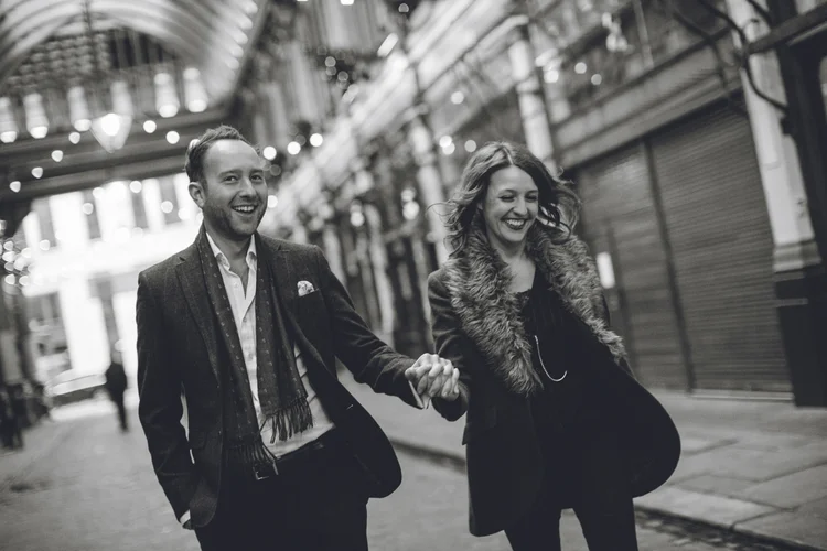 Lisa and Rob's London engagement shoot in a classic Mini — photo 34 of 38