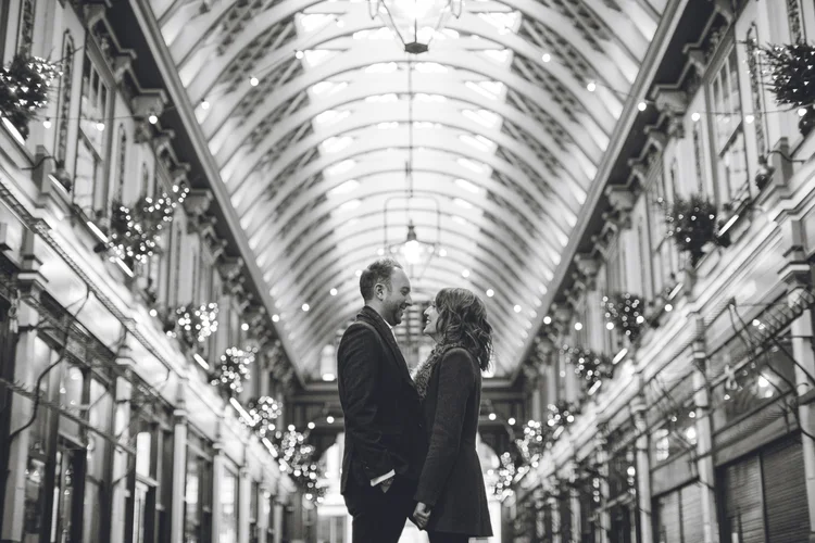Lisa and Rob's London engagement shoot in a classic Mini — photo 36 of 38