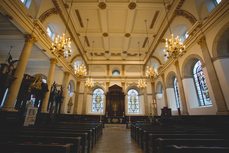 Lisa and Rob's London wedding at St Lawrence Jewry and MC Motors — photo 32 of 146