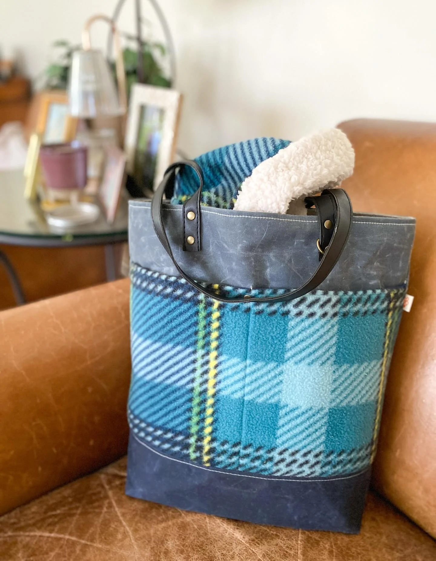 Let&rsquo;s make something beautiful! I&rsquo;ve had this fleece in my fabric stash for some time, and have been waiting for inspiration to hit ✨👏

I absolutely love the color combination and who doesn&rsquo;t love a fun plaid! What do you think of 